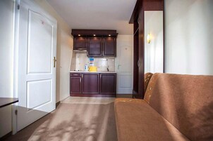 Classic Apartment | Private kitchen | Fridge, stovetop, electric kettle, cookware/dishes/utensils