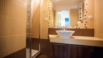 Căn hộ phong cách cổ điển | Phòng tắm | Buồng tắm vòi sen, máy sấy tóc