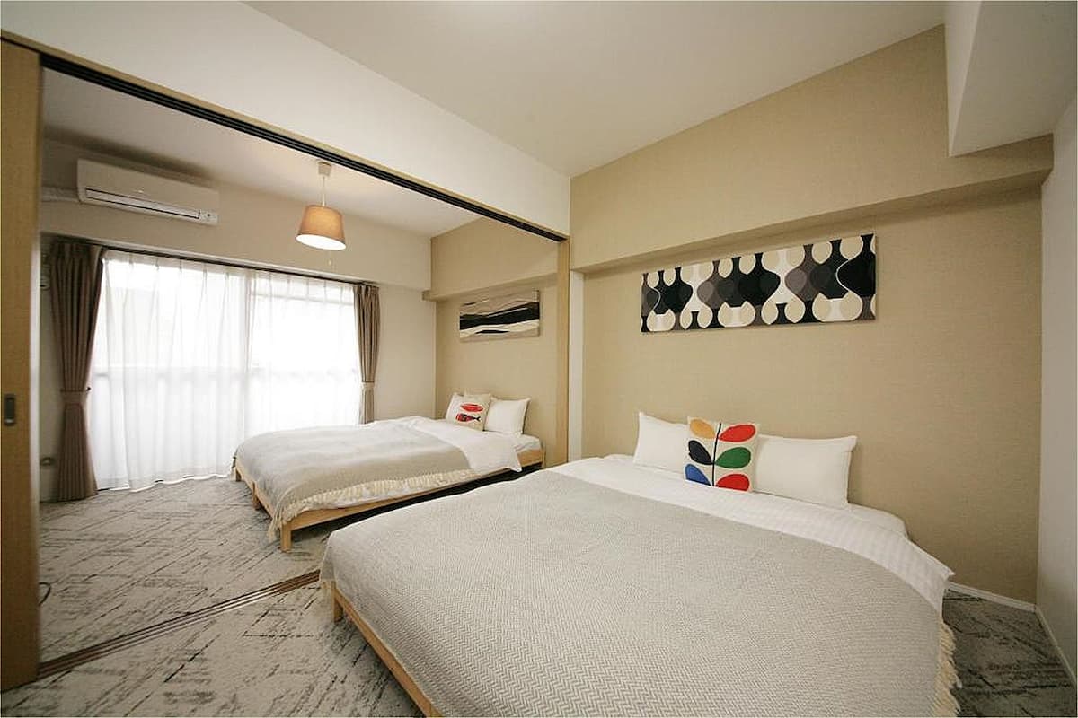 Familiekamer, 2 queensize bedden, niet-roken, keuken (2 Queen Beds, 1 Double Bed) | Een bureau, een laptopwerkplek, verduisterende gordijnen