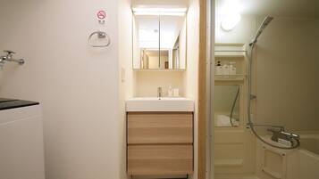 Family Room, 2 Queen Beds, Non Smoking, Kitchen (2 Queen Beds, 1 Double Bed) | Bathroom | Separate tub and shower, free toiletries, hair dryer, slippers