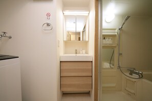 Chambre Familiale, 2 grands lits, non-fumeur, cuisine | Salle de bain