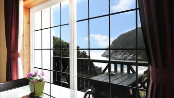 Studio (Daisy) | Pemandangan dari kamar