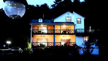 Bagian depan properti - sore/malam