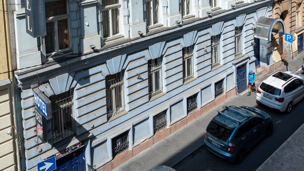 A hotel with a classic facade, multiple windows, and a sign indicating it is a hostel. - MP Hostel Budapest (Budapest)