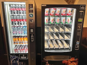 Se ofrece un desayuno bufé (7.9 EUR por persona)