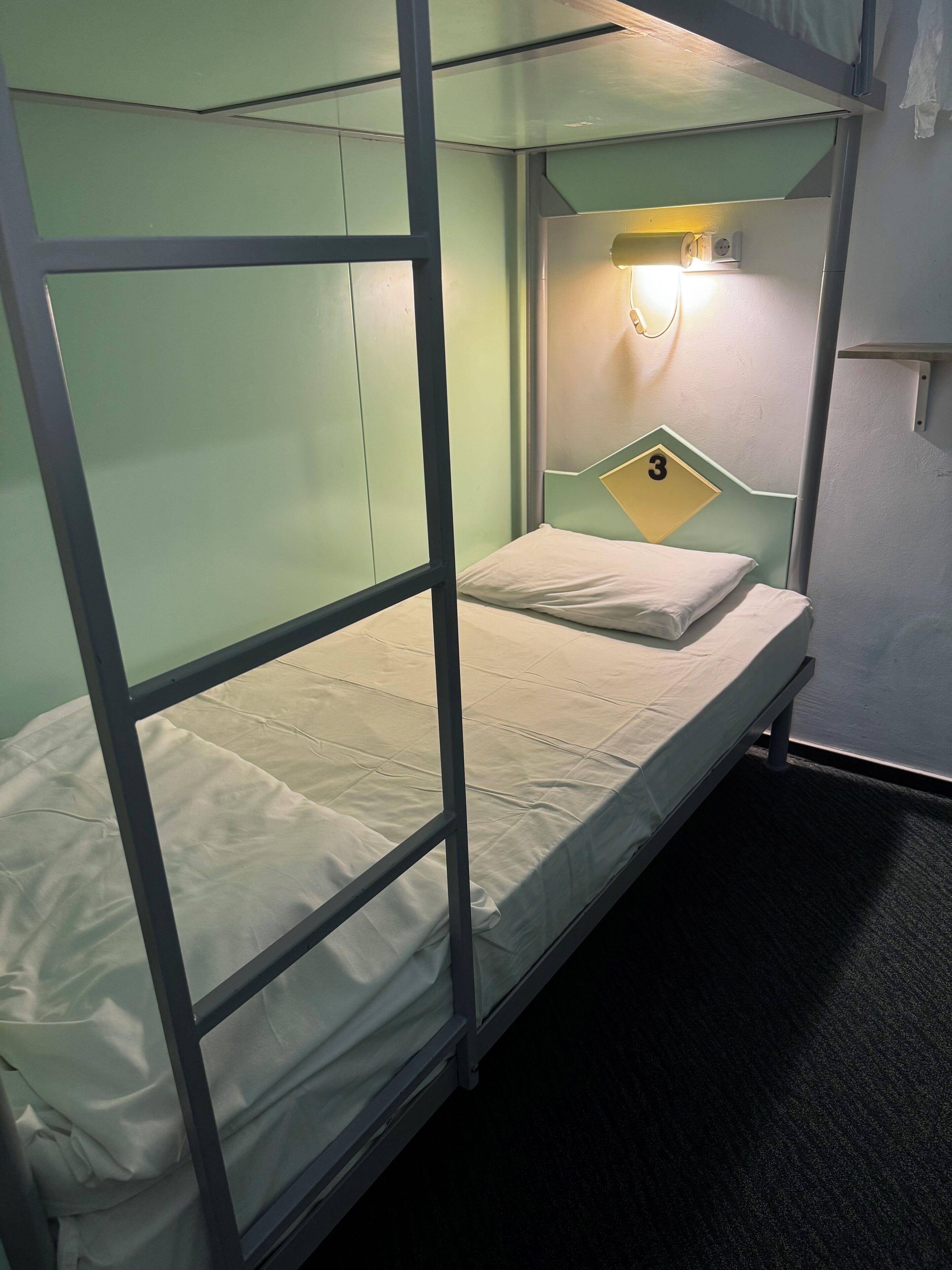 Escritorio, wifi gratis y ropa de cama 