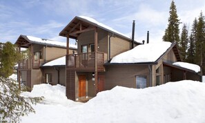 A modern two-story lodge with a wooden exterior and a balcony, surrounded by snow. - Holiday Club Ylläs (Kolari)