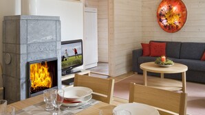 Un intérieur moderne agrémenté d’une cheminée, d’un coin repas et d’un espace salon confortable.