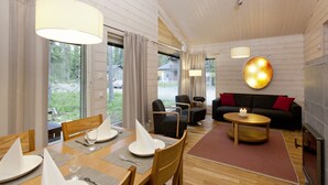 Un intérieur moderne comprenant un coin repas, un canapé et une cheminée.