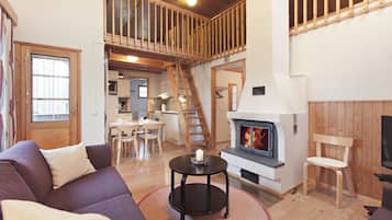 Toetasjesleilighet, 2 soverom, badstue (48 m2) | Oppholdsområde | En 32-tommers TV med digitale kanaler