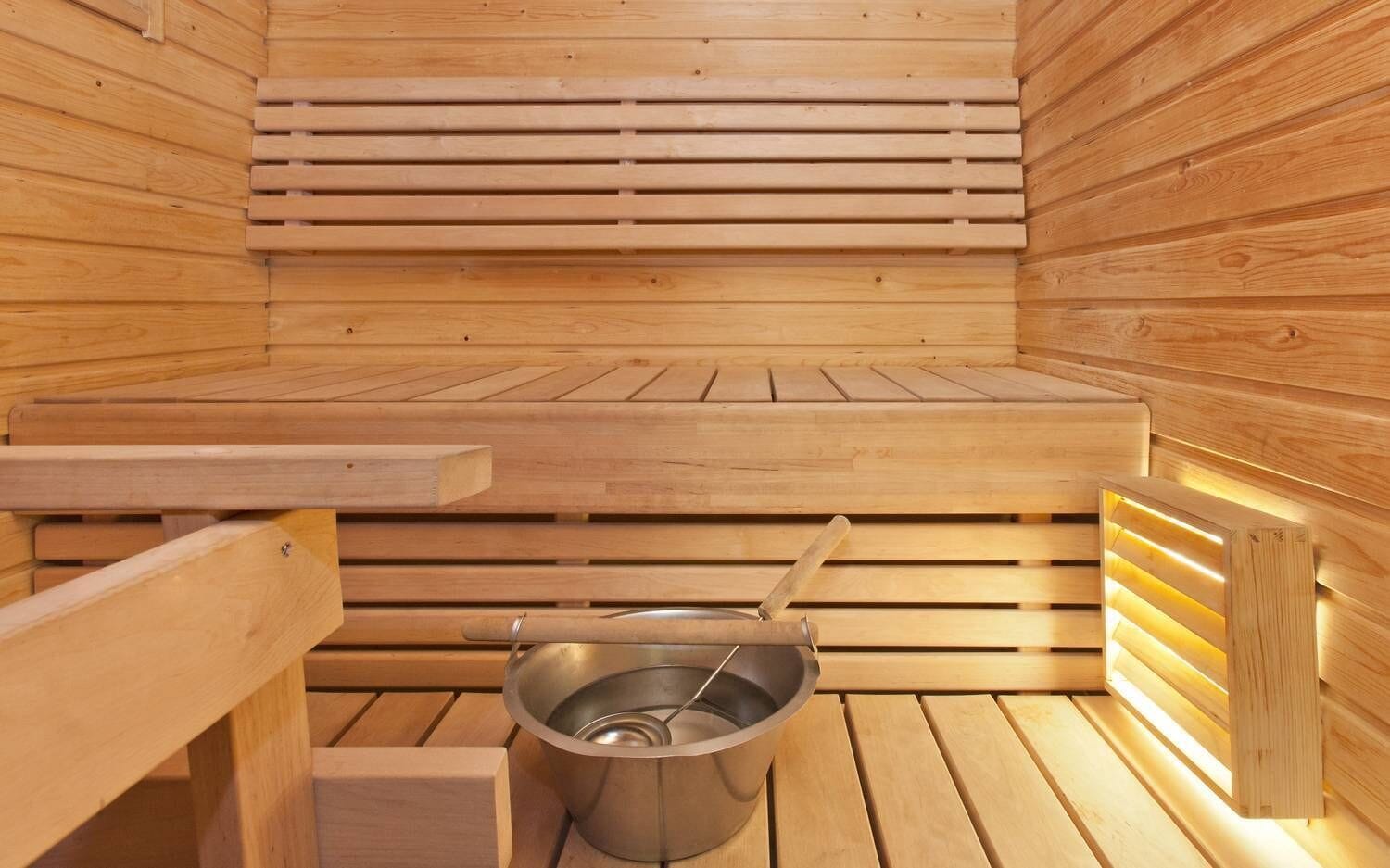 Shower, free toiletries, towels