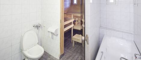 Een badkamer met toilet, badkuip en een douchecabine van hout.