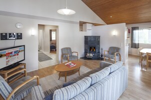 Tabla de planchar con plancha y ropa de cama 