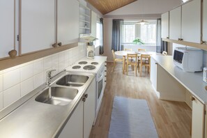 Full-sized fridge, microwave, oven, stovetop