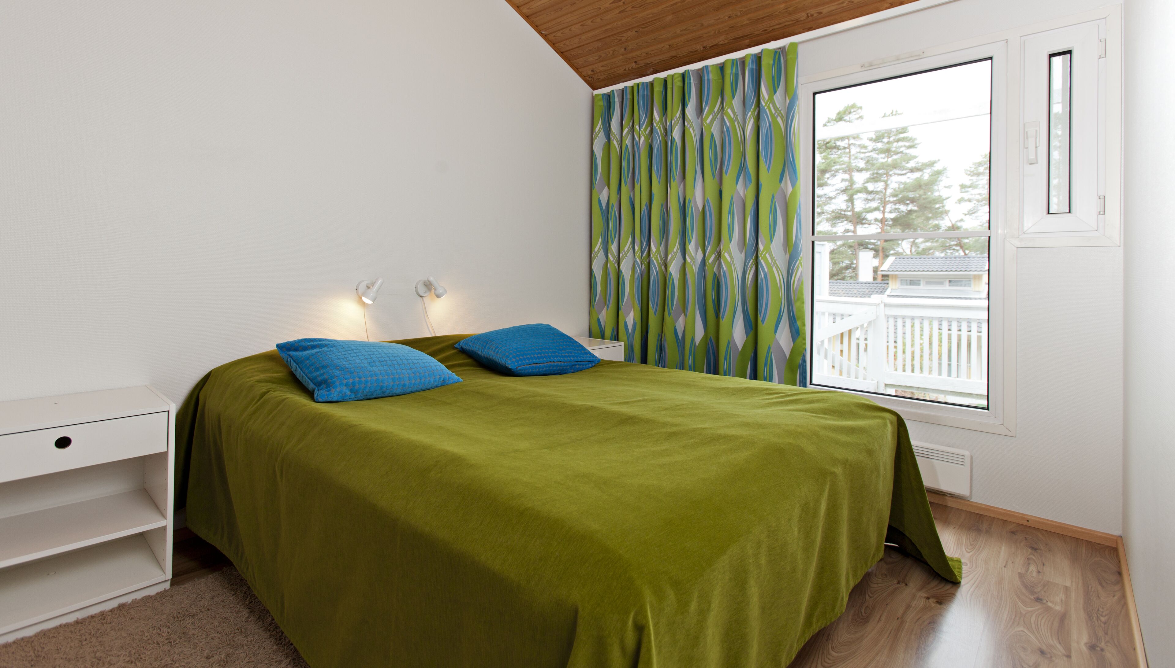 Työpöytä, silitysrauta/-lauta, vuodevaatteet