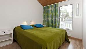 Meja kerja, setrika/meja setrika, dan seprai linen