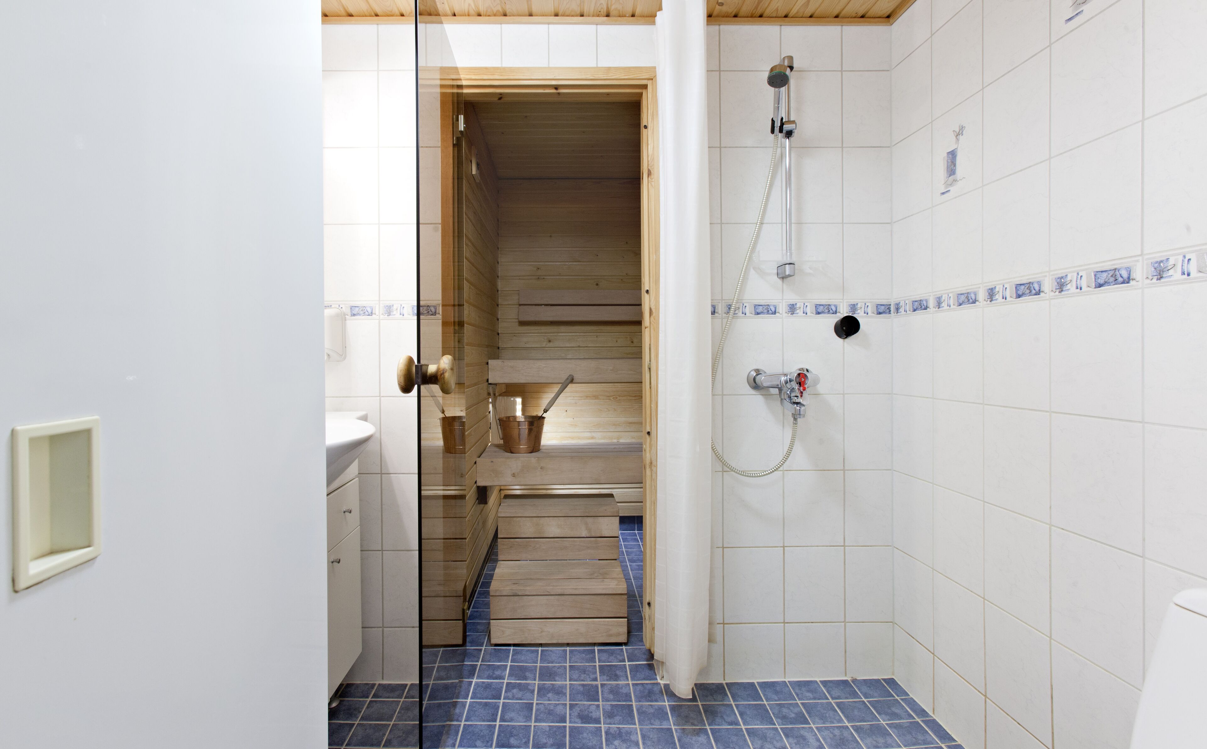 Apartamento, 1 habitación, sauna (45 m2) | Baño | Ducha, artículos de higiene personal gratuitos y toallas