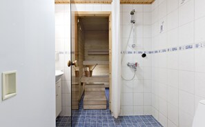 Apartment, 1 Bedroom, Sauna (45 m2) | Bathroom | Shower, free toiletries, towels - Holiday Club Airisto (Pargas)