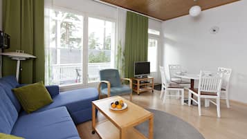 Leilighet, 1 soverom, badstue (45 m2) | Oppholdsområde | En 32-tommers Flatskjerm-TV med digitale kanaler