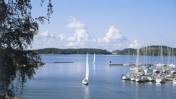 A marina with sailboats and yachts docked. - Holiday Club Airisto (Pargas)