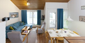 Leilighet, 2 soverom, badstue (68 m2) | Oppholdsområde | En 32-tommers Flatskjerm-TV med digitale kanaler