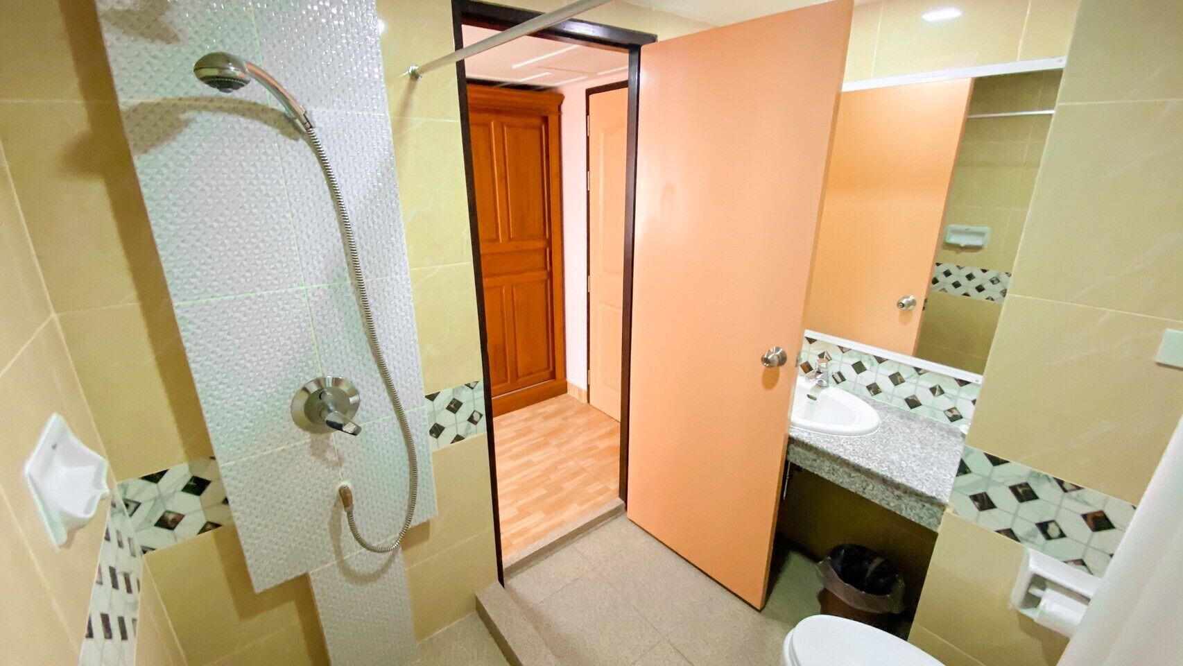 Ein Badezimmer mit Dusche, Toilette und Waschbecken.