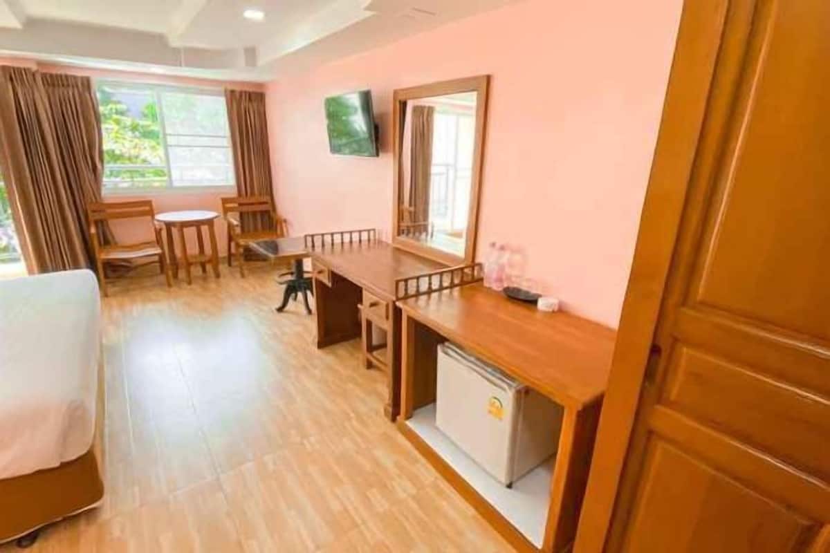 Escrivaninha, cortinas blackout, Wi-Fi de cortesia, roupa de cama