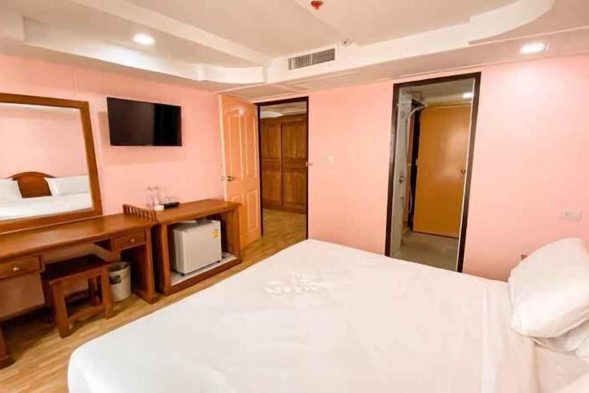 Escrivaninha, cortinas blackout, Wi-Fi de cortesia, roupa de cama