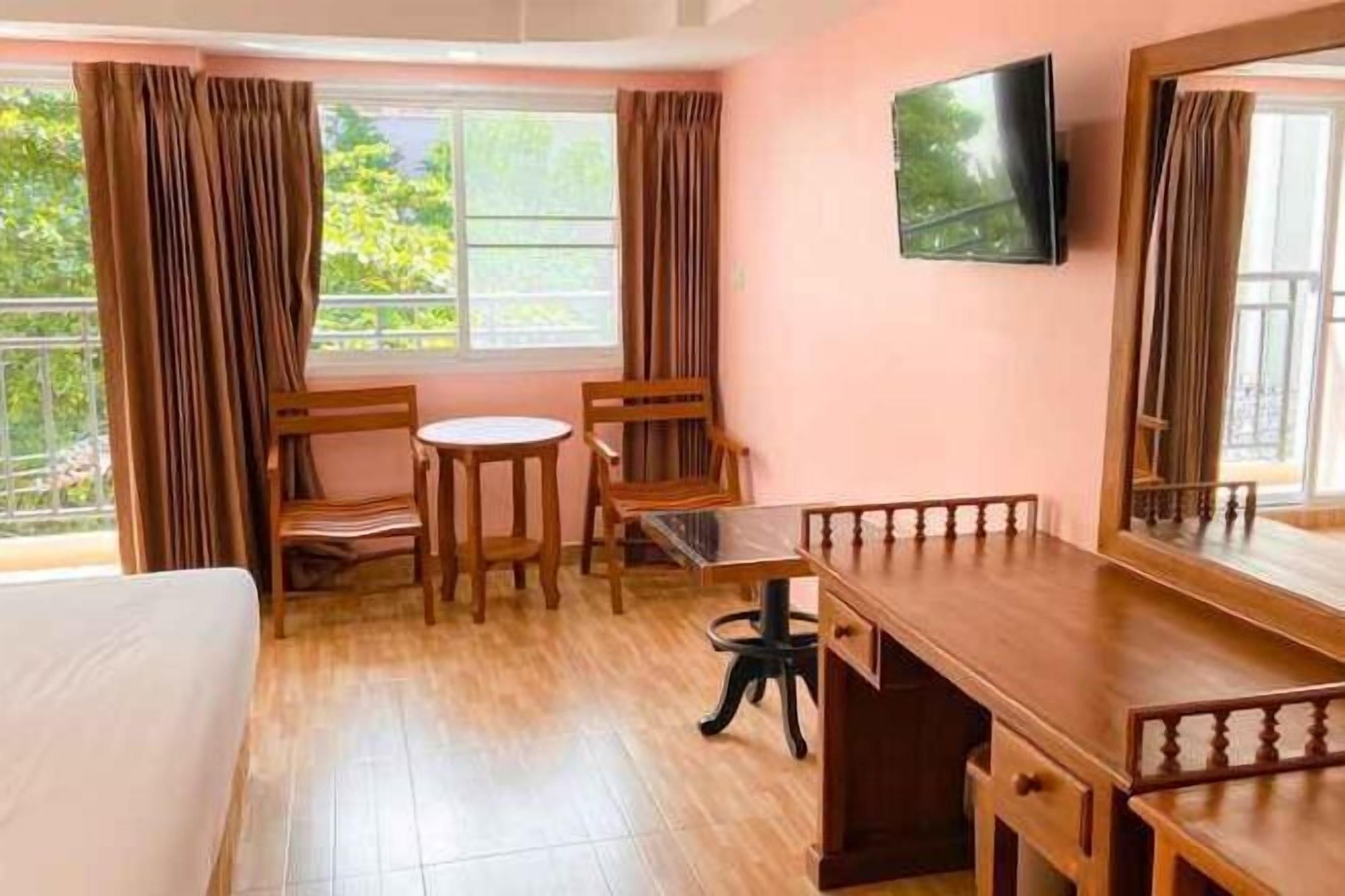 Escrivaninha, cortinas blackout, Wi-Fi de cortesia, roupa de cama