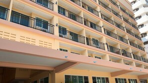 A multi-story hotel with balconies, large windows, and a flag. - A.A. Pattaya Golden Beach Hotel (Pattaya)