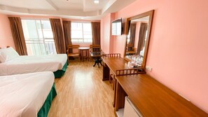 Habitación estándar con 2 camas individuales, no fumadores, vistas a la ciudad | Escritorio, cortinas opacas, wifi gratis y ropa de cama