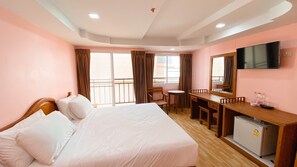 Desk, blackout curtains, free WiFi, bed sheets - A.A. Pattaya Golden Beach Hotel (Pattaya)