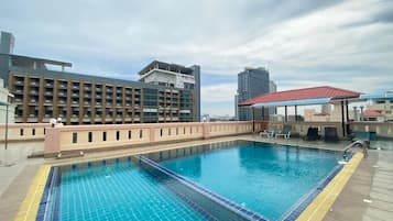 Una piscina al aire libre