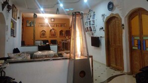 Una habitación con calefacción central, una puerta de madera y piso de baldosas.