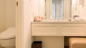 Baignoire et douche séparées, articles de toilette gratuits