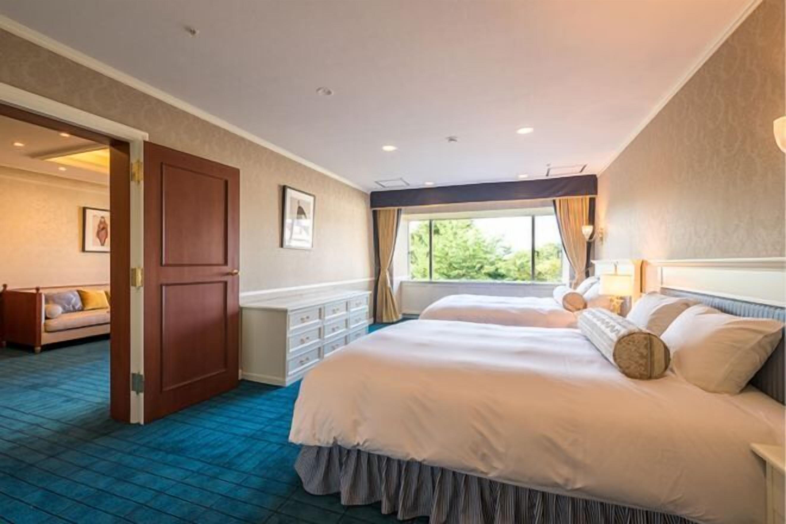 Escritorio, cortinas blackout y wifi gratis 