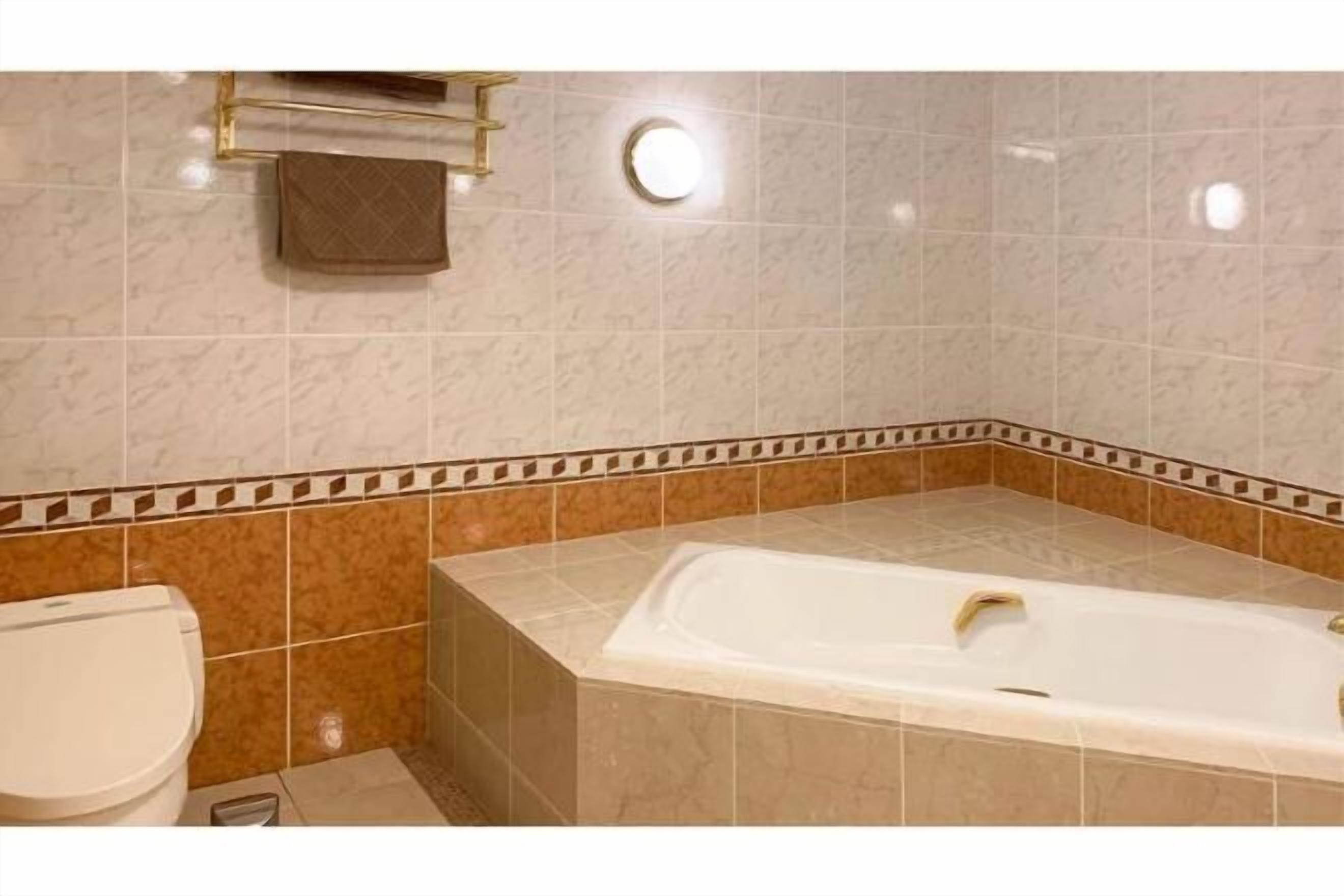 Baño | Bañera y ducha independientes y artículos de higiene personal gratuitos