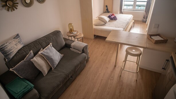 Iron/ironing board, travel crib, WiFi, bed sheets