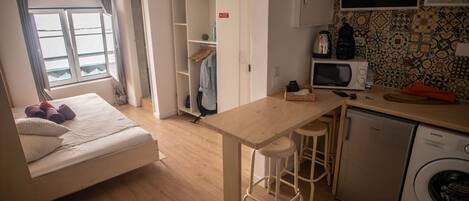 Fer et planche à repasser, lit parapluie, Wi-Fi, draps fournis