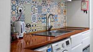 Coffee/tea maker, fridge, microwave, stovetop