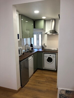 Fridge, microwave, stovetop, dishwasher - Typical portuguese house over the Funicular street (Lisbon)