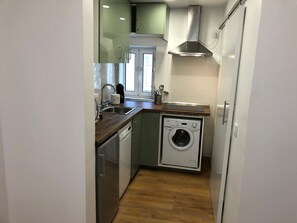 Fridge, microwave, stovetop, dishwasher