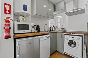 Coffee/tea maker, fridge, microwave, stovetop