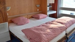 In-room safe, free WiFi, bed sheets - Hotel  Aurora (Andermatt)