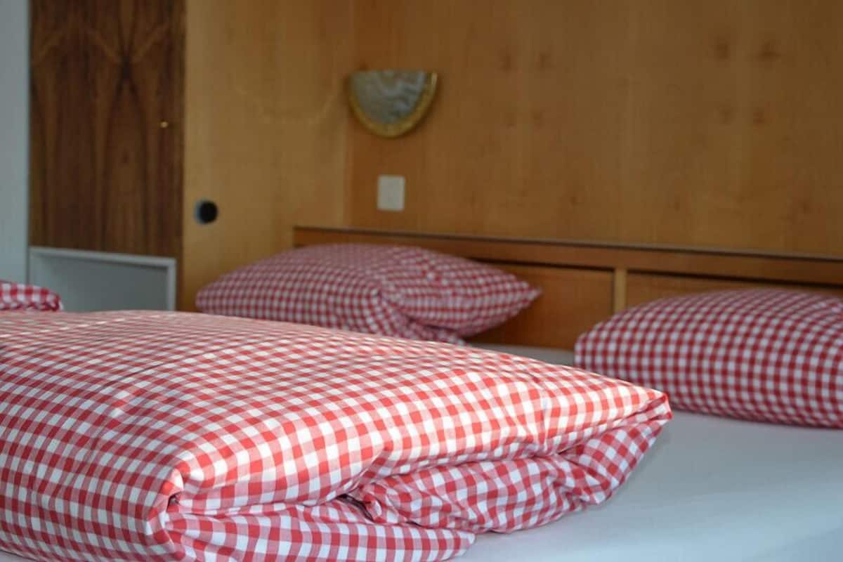Caja de seguridad en la habitación, wifi gratis y ropa de cama 