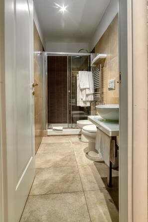 Habitación doble | Baño | Ducha, artículos de higiene personal gratuitos y secador de pelo