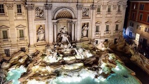 A grand fountain with statues and a large building in the background. - Bq House Trevi Luxury Rooms (Rome)
