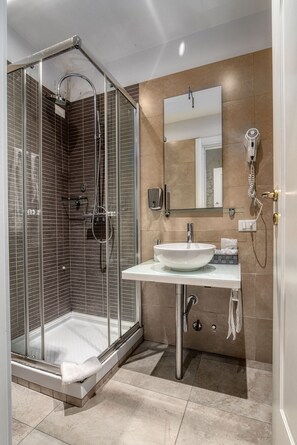 Shower, free toiletries, hair dryer, slippers - Bq House Trevi Luxury Rooms (Rome)