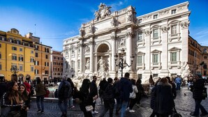 A historic building with classical architecture, a central fountain, and a crowd of people. - Bq House Trevi Luxury Rooms (Rome)
