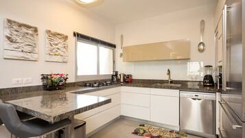 Kühlschrank, Mikrowelle, Ofen, Geschirrspüler